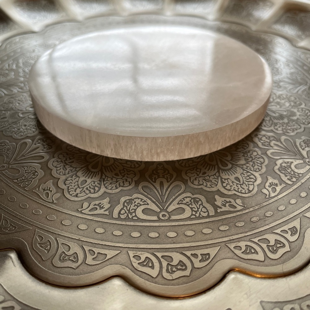Large selenite charger - Picture 4 of 7